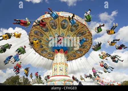 Familien genießen einen Vergnügungspark zu fahren, auf einem Jahrmarkt Stockfoto