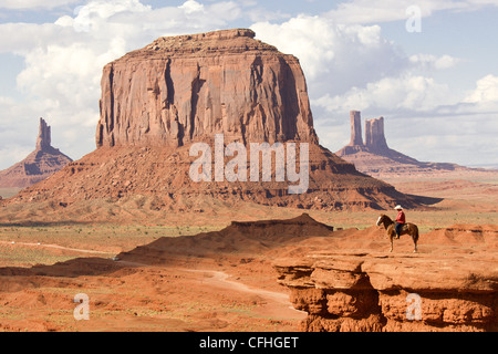 Navajo Mann auf dem Pferderücken in Monument Valley Tribal Park Stockfoto