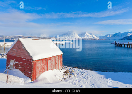 Schnee bedeckte Hütte am Breivikeidet Steg Blick über Ullsfjord, in Richtung der südlichen Lyngen-Alpen, Troms, Norwegen, Europa Stockfoto