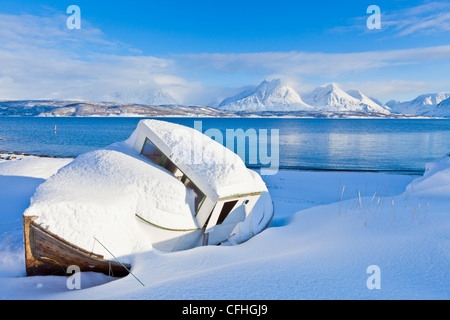 Kleiner Schnee bedeckten Boot am Breivikeidet Steg Blick über Ullsfjord, in Richtung der südlichen Lyngen-Alpen, Troms, Norwegen, Europa Stockfoto