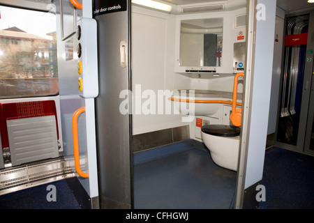 eisenbahntoilette/Toilette durch offene Tür (mit behindertengerechter Zugänglichkeit), in einem Zug in Großbritannien in Twickenham. GROSSBRITANNIEN. Stockfoto