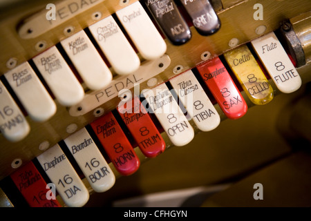 Tastatur / key Rohr stoppen Zungen an Bord (Tasten / Schalter steuert) auf Wurlitzer-Kinoorgel. Musical Museum, Brentford. UK Stockfoto