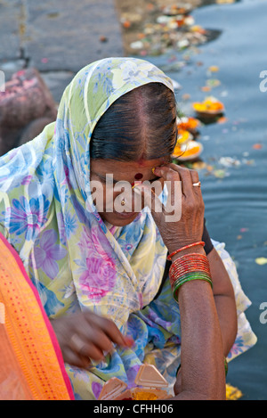 Hindu-Ritual (Markierung ein Bindi auf der Stirn). Nasik. Indien Stockfoto