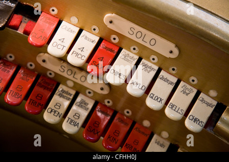 Tastatur / key Rohr stoppen Zungen an Bord (Tasten / Schalter steuert) auf Wurlitzer-Kinoorgel. Musical Museum, Brentford. UK Stockfoto