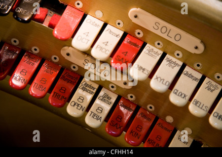 Tastatur / key Rohr stoppen Zungen an Bord (Tasten / Schalter steuert) auf Wurlitzer-Kinoorgel. Musical Museum, Brentford. UK Stockfoto