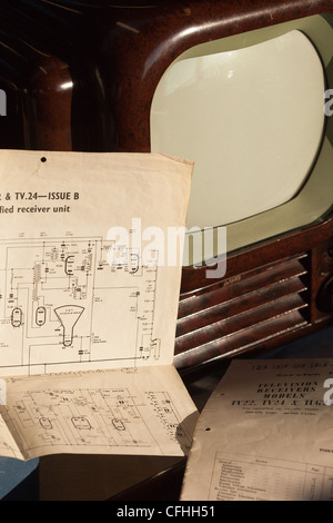 Bush TV22 von 1950, Classic, Bakelit TV Angebote als Auktion viel zusammen mit Anleitung Handbuch / Schaltung-Diagramme. Montrose UK Stockfoto