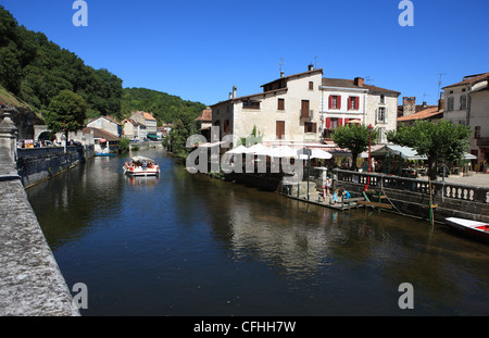 Fluss Dronne umgibt die ziemlich französische Stadt Brantome in der Dordogne Stockfoto