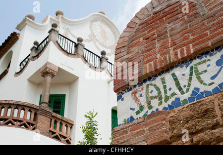 Fliesen Mosaik Gaudi Gebäude im Park Güell, Barcelona "Salve" Stockfoto