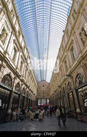 Vertikale Innere der Galerie de la Reine, Teil der königlichen Galerien von St. Hubert, eine alte überdachte Arkade im Zentrum von Brüssel, Belgien Stockfoto