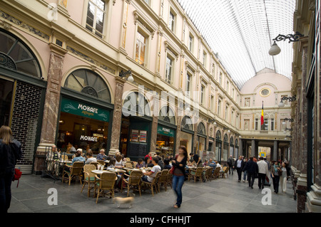 Horizontalen Weitwinkel in der erstaunlichen überdachte Arkade der Galeries Royal St Hubert im Zentrum von Brüssel an einem sonnigen Tag Stockfoto