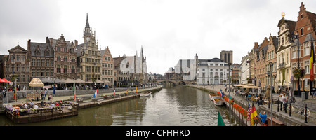 Horizontale (2 Bild Heftung) der Fluss Leie mit alten gotischen Architektur am Graslei und Korenlei in zentralen Gent. Stockfoto