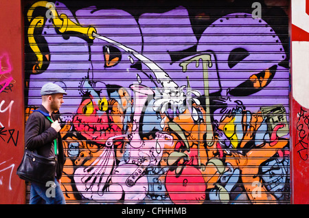Mann und Graffiti, Paris, Frankreich Stockfoto