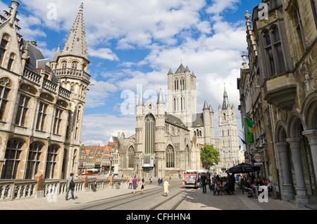 Horizontale Weitwinkelaufnahme des Old Post Office, St.-Nikolaus Kirche und der Belfried von Gent an einem sonnigen Tag. Stockfoto