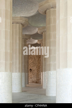 Dorische Mosaik gefliest Spalten von der unteren Gericht von Gaudis Park Güell, Barcelona Stockfoto