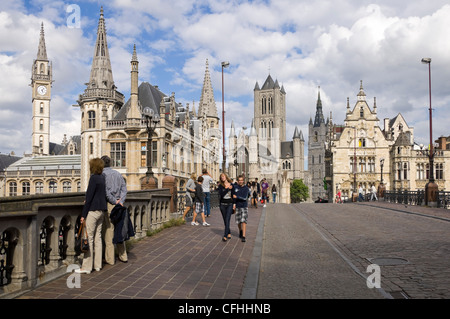 Horizontale Weitwinkel Blick auf die Skyline von Gent Sint Michielsbrug Brücke über den Fluß Leie in Gent, Belgien Stockfoto