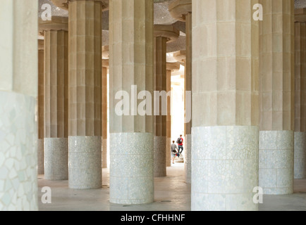 Dorische Mosaik gefliest Spalten von der unteren Gericht von Gaudis Park Güell, Barcelona Stockfoto