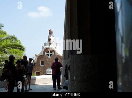 Touristen-Zuflucht im Schatten der Vorinstanz im Park Güell, Barcelona Stockfoto