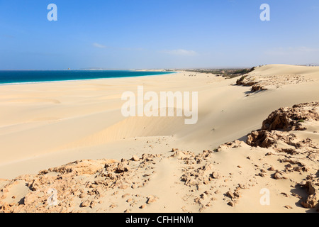 Vulkangestein und Sanddünen am wunderschönen weißen Sandstrand von Praia de Chaves, Rabil, Boa Vista, Kap Verde Inseln Stockfoto