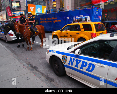 NYPD Auto und New York City Polizisten auf Pferden Stockfoto