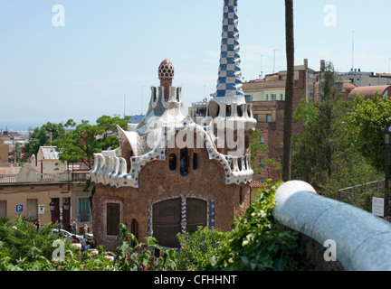 Eine geflieste Mosaik Antoni Gaudi Gebäude im Park Güell, Barcelona. Stockfoto