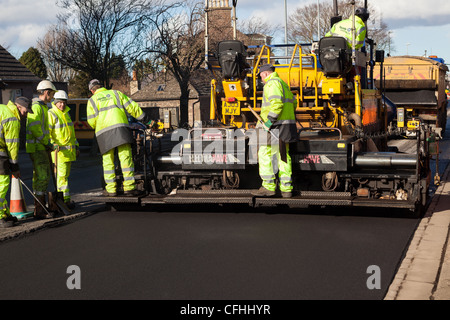 Asphalt Asphalt werden eine Straße nach Straßenschäden zu erneuern. Montrose Schottland Großbritannien Stockfoto