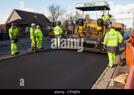 Asphalt Asphalt werden eine Straße nach Straßenschäden zu erneuern. Montrose Schottland Großbritannien Stockfoto