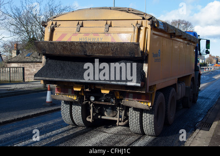 Asphalt Asphalt verlegt werden, um eine Straße wieder auftauchen. Montrose Schottland, Vereinigtes Königreich Stockfoto