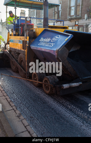 Asphalt Asphalt werden eine Straße nach Straßenschäden zu erneuern. Montrose Schottland Großbritannien Stockfoto