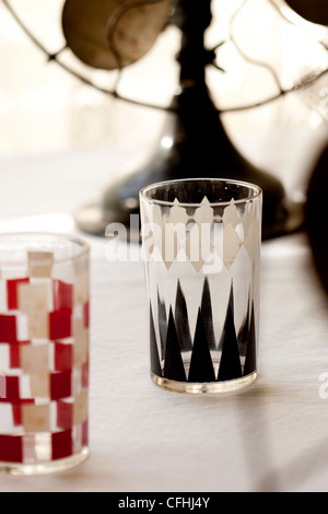 Mid-Century modern trinken Gläser in Backgammon und Schachbrett-Muster Stockfoto