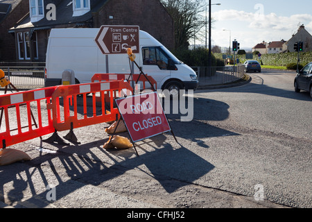 Straße gesperrt Verkehrszeichen während Hauptstraße repariert in Montrose Scotland UK Stockfoto