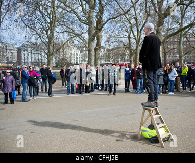 Ein Mann steht auf Holz Trittleiter bei Speakers Corner in London Stockfoto