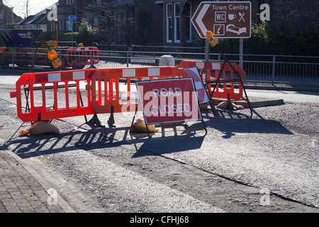 Straße gesperrt Verkehrszeichen während Hauptstraße repariert in Montrose Scotland UK Stockfoto