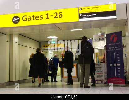 Flughafen Glasgow, Scotland, UK - Abfahrt nach Toren für Flüge nach England, Passagiere kaufen Stansted, London-Schiene-Übertragung Stockfoto