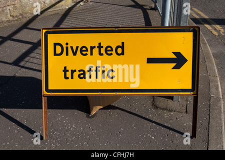 Umgeleitete Verkehrszeichen während Hauptstraße repariert in Montrose Scotland UK Stockfoto