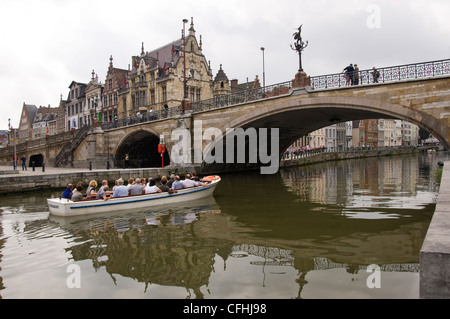 Horizontale Weitwinkel von Sint Michielsbrug Brücke über den Fluß Leie mit einer Reisegruppe auf einer Bootsfahrt unterhalb in Gent, Belgien Stockfoto