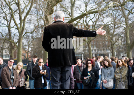 Ein Mann mit einer Menschenmenge bei Speakers Corner in London Stockfoto