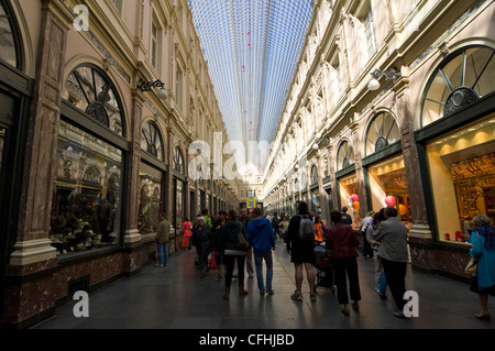 Horizontale Ansicht entlang Galerie de la Reine, Teil der Galerien Royales St. Hubert, eine überdachte Einkaufspassage in Brüssel, Belgien Stockfoto