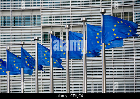 Horizontale in der Nähe von markanten Europäischen Union Fahnen auf fullmast außerhalb des Berlaymont Gebäude im Zentrum von Brüssel, Belgien Stockfoto