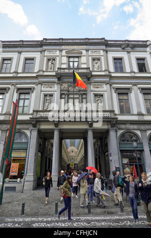 Vertikale Weitwinkel Der säulenportal Royal Galerien von St. Hubert, eine überdachte Einkaufspassage im Zentrum von Brüssel, Belgien Stockfoto