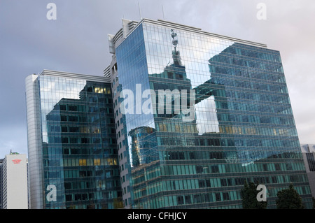Horizontale Weitwinkelansicht moderne Glasfront Bürogebäude mit tha Belgacom Towers in Ihnen im Zentrum von Brüssel, Belgien nieder Stockfoto