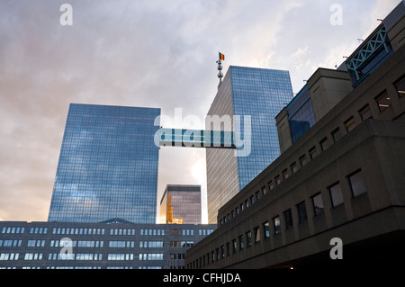 Horizontale Weitwinkelansicht Belgacom Towers, twin Wolkenkratzern, die höchsten Gebäude im Zentrum von Brüssel, Belgien bei Sonnenuntergang. Stockfoto