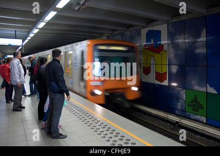 Horizontale Weitwinkelaufnahme eines Zuges (mit Bewegungsunschärfe) eine Plattform mit der u-Bahn in Brüssel angekommen. Stockfoto