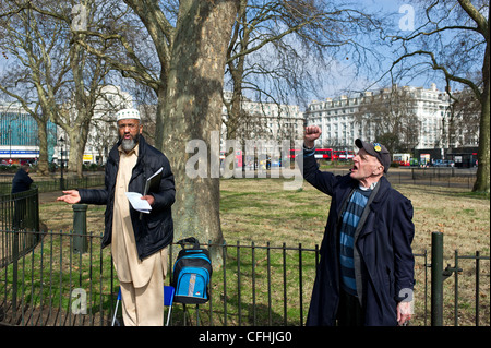 Ein älterer Mann mit einem muslimischen Lautsprecher bei Speakers Corner in London streiten Stockfoto