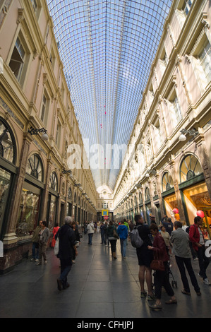 Vertikale Innere der Galerie de la Reine, Teil der königlichen Galerien von St. Hubert, eine alte überdachte Arkade im Zentrum von Brüssel, Belgien Stockfoto