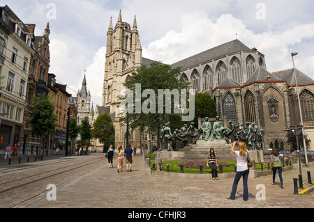 Horizontale Ansicht von Touristen fotografieren außerhalb St der Kathedrale Saint Bavo Kirche im Zentrum von Gent, Belgien Stockfoto