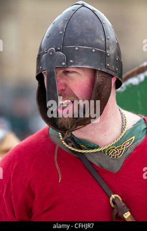 Viking kostümierter männlicher Re-enactor im Spangenhelm-Stil; mit genietetem Helm & Trageschwert, 27th Annual JORVIK Festival in York, UK Stockfoto