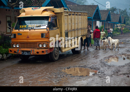 LKW (van) auf der Straße. Java, Indonesien, Südpazifik, Asien. Stockfoto