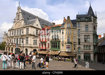 Horizontale Ansicht des Nationaltheaters und traditionelle Architektur in St. Sint Baafsplein aka St. Bavo's Square im Zentrum von Gent, Belgien Stockfoto