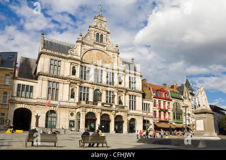 Horizontale Ansicht des Nationaltheaters und traditionelle Architektur in Sint Baafsplein aka St. Bavo's Square im Zentrum von Gent, Belgien Stockfoto