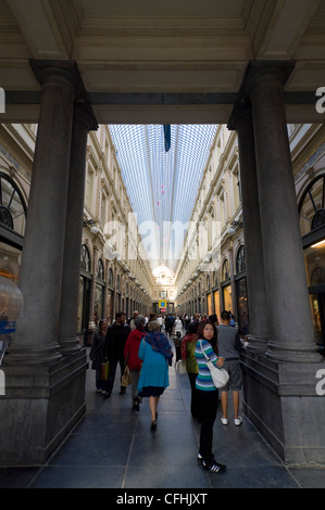 Vertikale innere Weitwinkel der aufwändigen Säulenportal des Königlichen Galerien von St. Hubert, im Zentrum von Brüssel, Belgien. Stockfoto